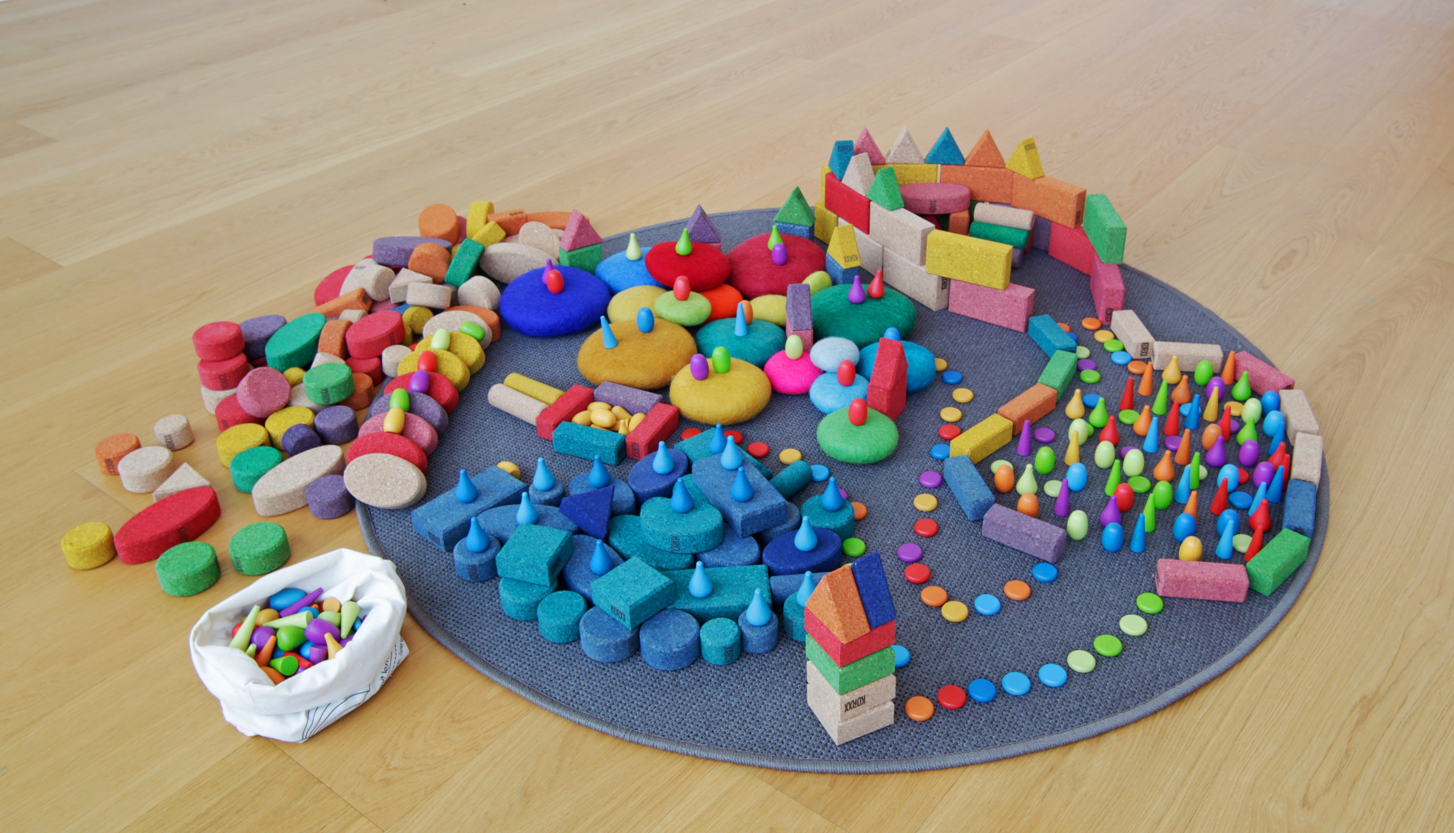 Konstruktions- und Legematerial für freies Spiel im Kindergarten mit Holz, Kork, Filz und Spielteppich als Set